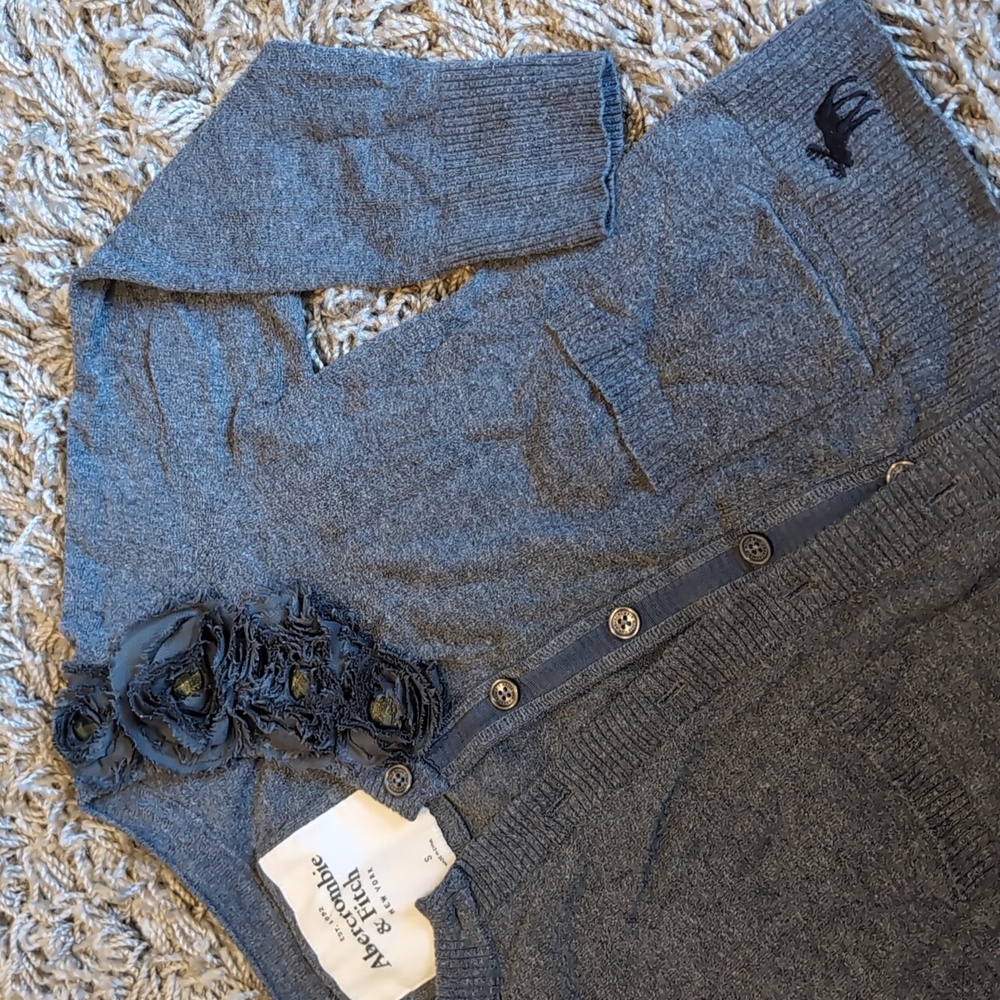 ⭐2/$20 Abercrombie & Fitch Gray Cardigan - Picture 4 of 6